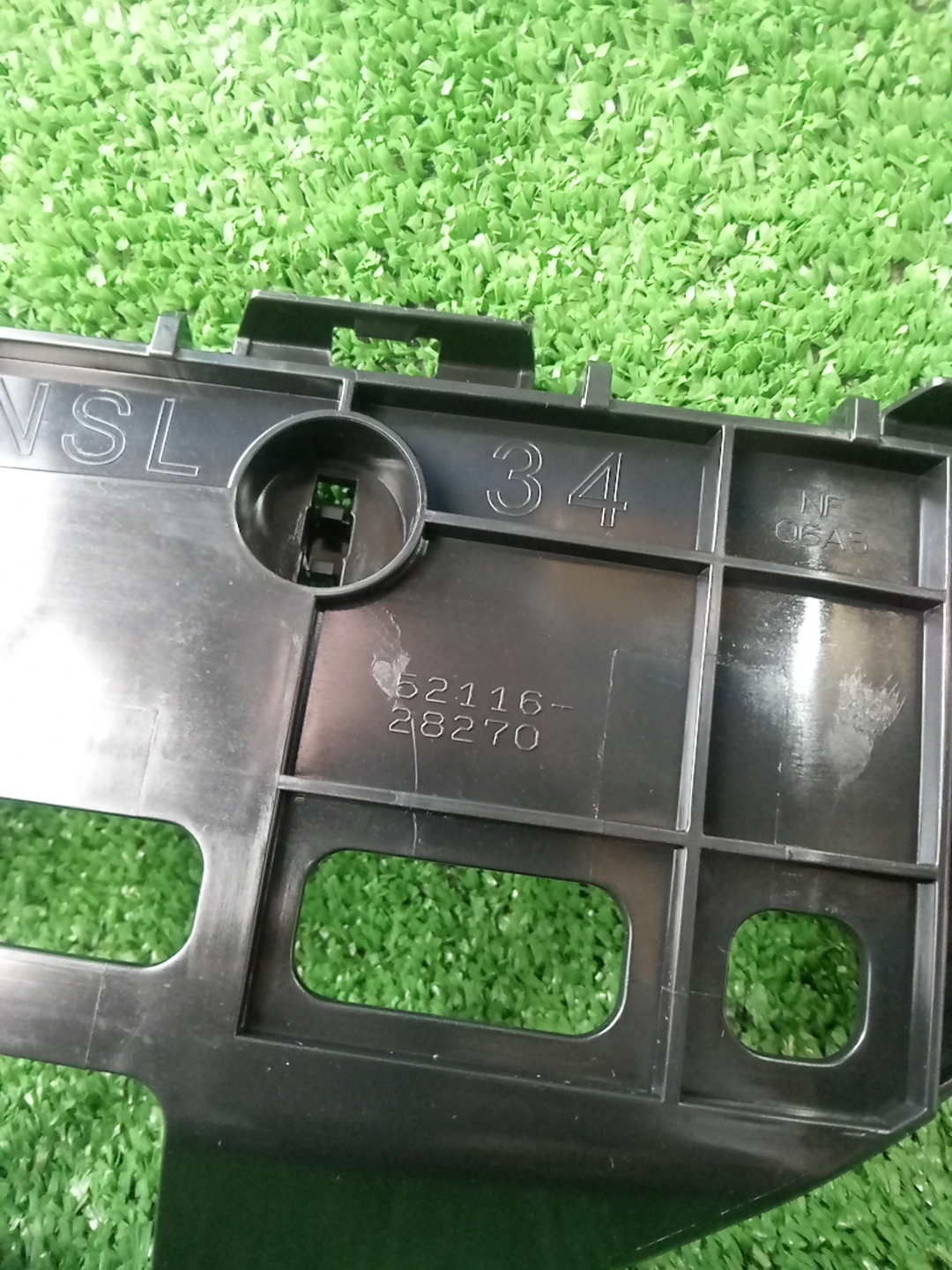 Крепление бампера левое переднее TOYOTA VOXY ZRR80G 52116-28270 4 ракурс