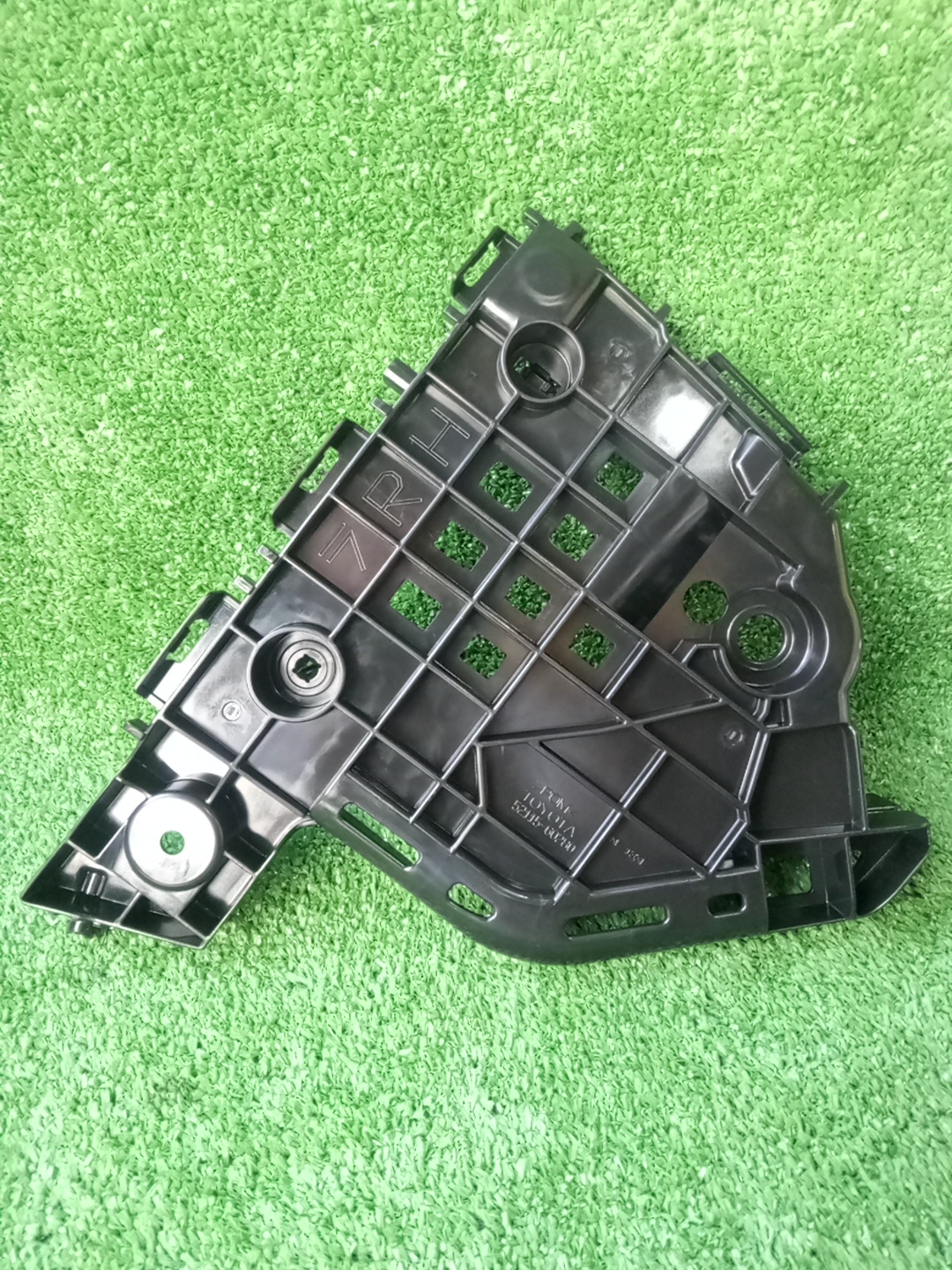 Крепление бампера правое переднее TOYOTA LAND CRUISER FJA300W, UZJ200, URJ202, VDJ200 52115-60280 1 ракурс Крепление бампера правое переднее TOYOTA LAND CRUISER FJA300W, UZJ200, URJ202, VDJ200 52115-60280 1 ракурс