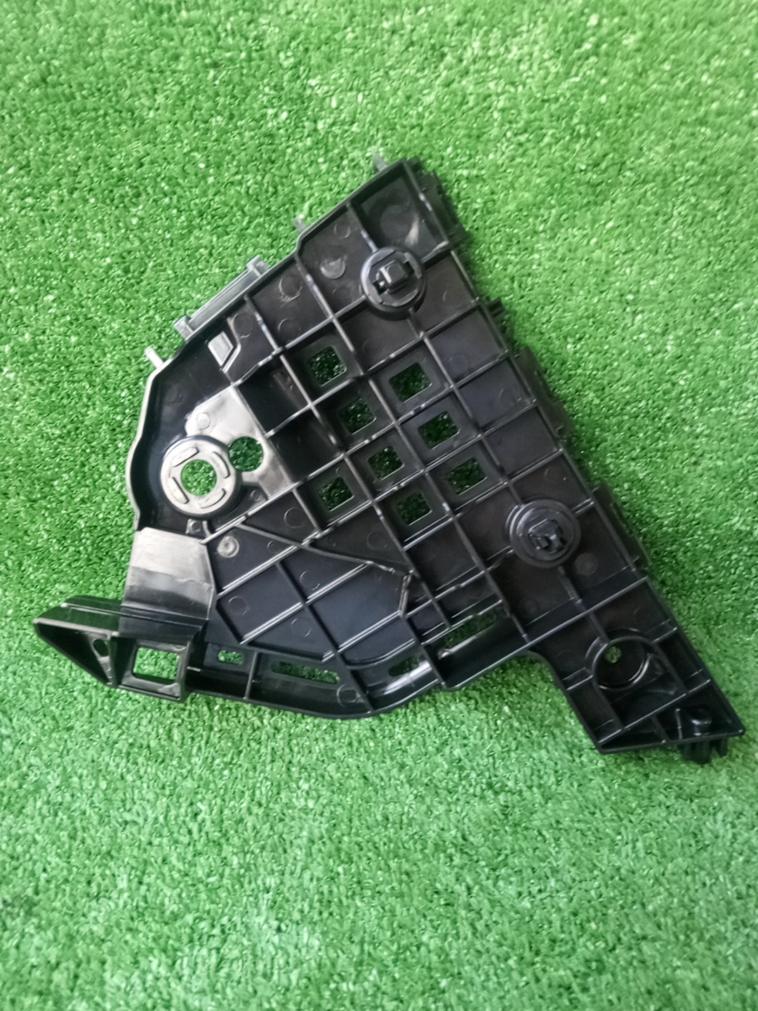 Крепление бампера правое переднее TOYOTA LAND CRUISER FJA300W, UZJ200, URJ202, VDJ200 52115-60280 2 ракурс Крепление бампера правое переднее TOYOTA LAND CRUISER FJA300W, UZJ200, URJ202, VDJ200 52115-60280 2 ракурс