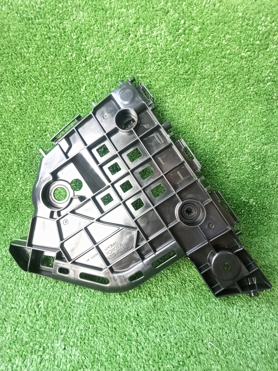 Крепление бампера левое переднее TOYOTA LAND CRUISER FJA300W, UZJ200, URJ202, VDJ200 52116-60280 1 ракурс