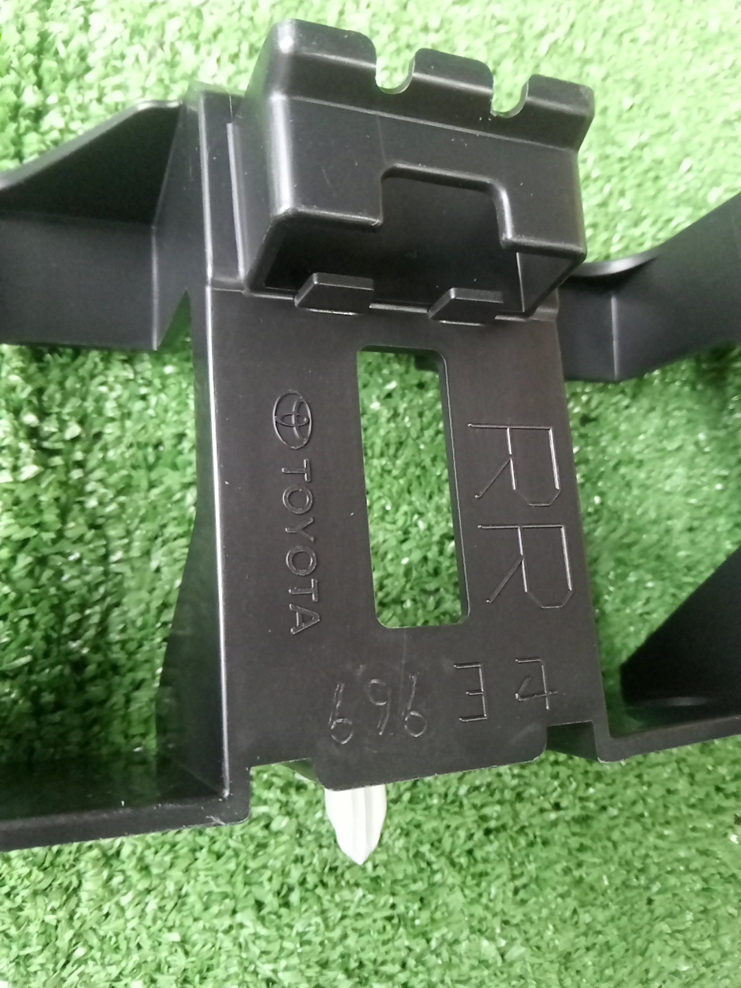 Крепление бампера переднее TOYOTA LAND CRUISER FJA300W, UZJ200, URJ202, VDJ200 52521-60221 3 ракурс Крепление бампера переднее TOYOTA LAND CRUISER FJA300W, UZJ200, URJ202, VDJ200 52521-60221 3 ракурс