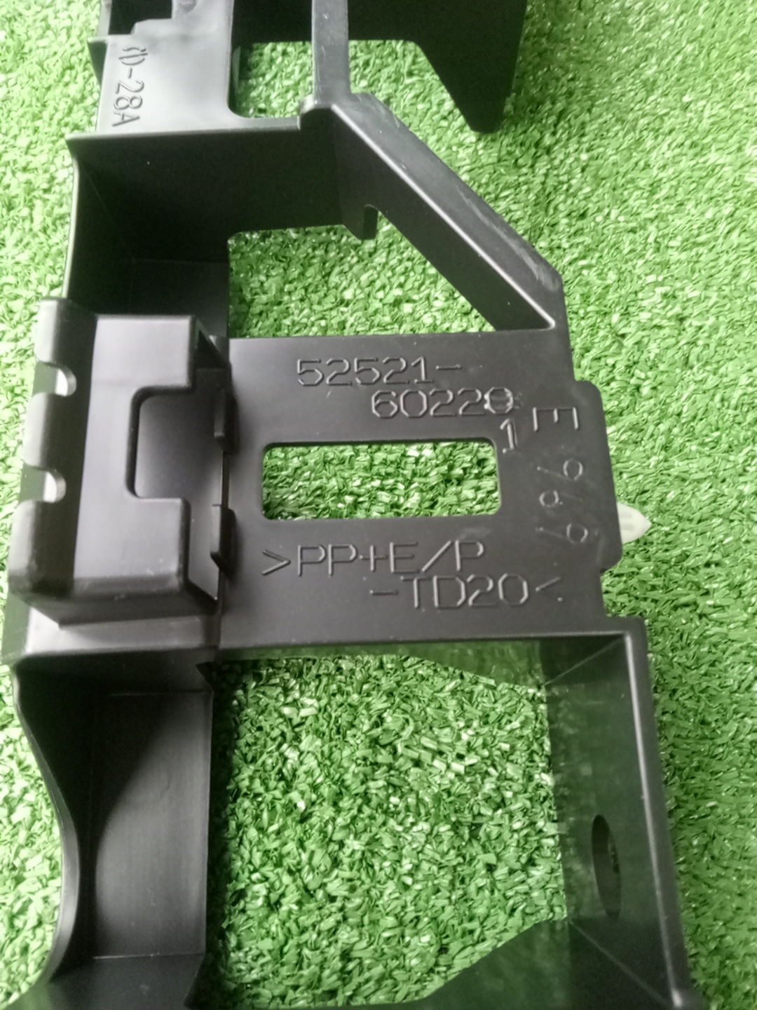 Крепление бампера переднее TOYOTA LAND CRUISER FJA300W, UZJ200, URJ202, VDJ200 52521-60221 4 ракурс Крепление бампера переднее TOYOTA LAND CRUISER FJA300W, UZJ200, URJ202, VDJ200 52521-60221 4 ракурс