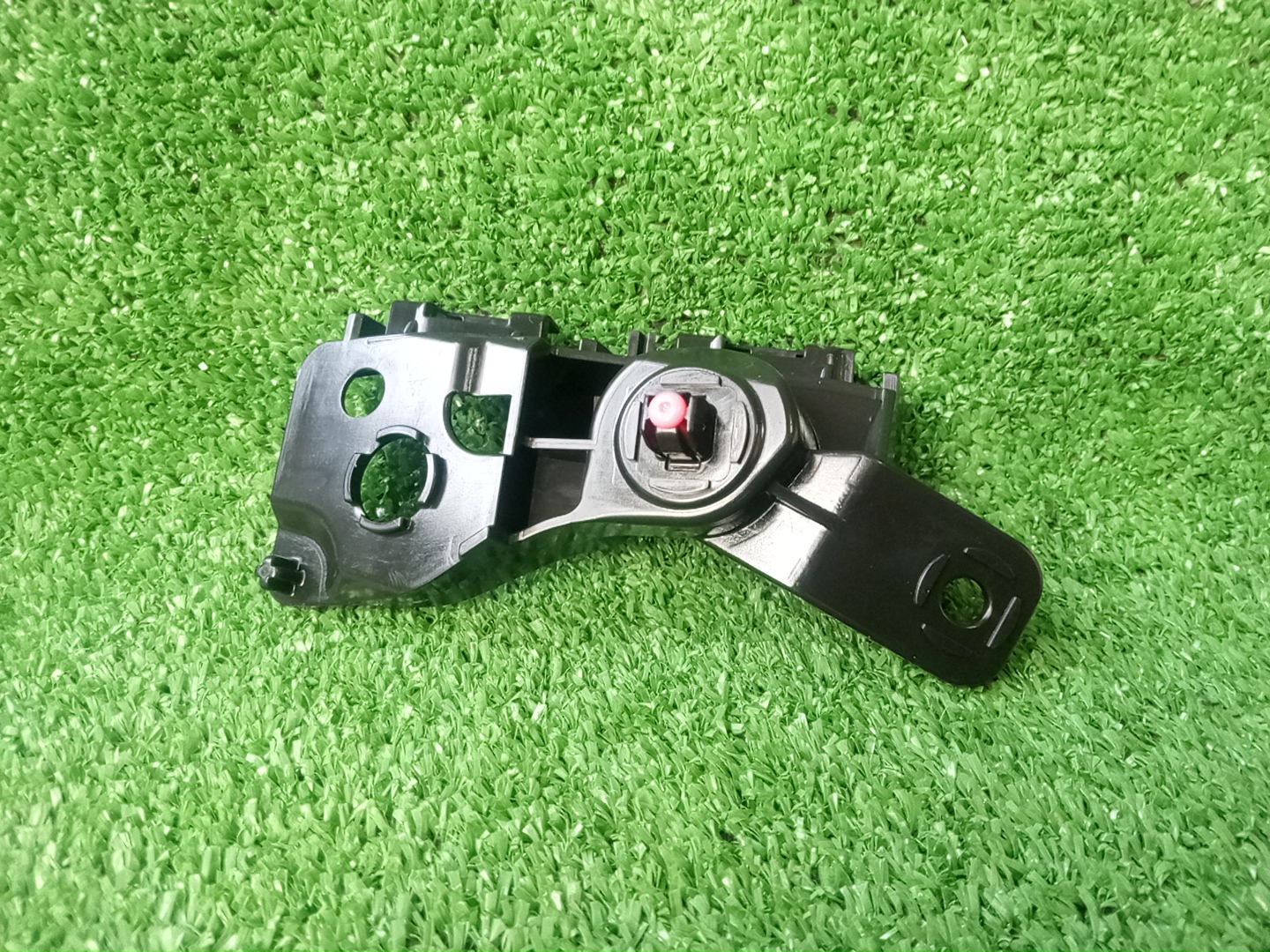 Крепление бампера правое переднее LEXUS ES300H AXZH10 52115-33110 1 ракурс