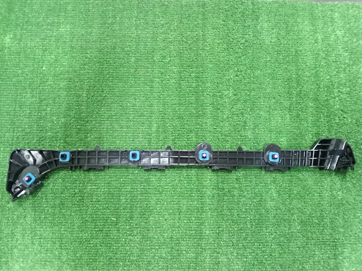 Крепление бампера правое заднее LEXUS ES300H AXZH10 52157-33040 1 ракурс