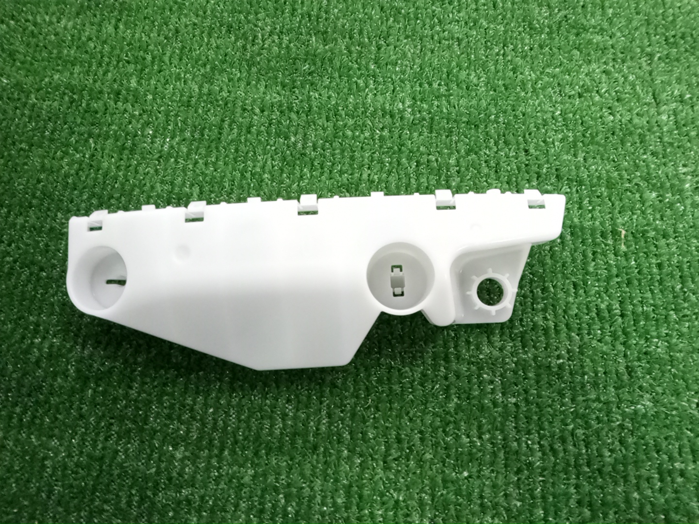 Крепление бампера правое переднее NISSAN ELGRAND TNE52 62226-1JB0A 2 ракурс