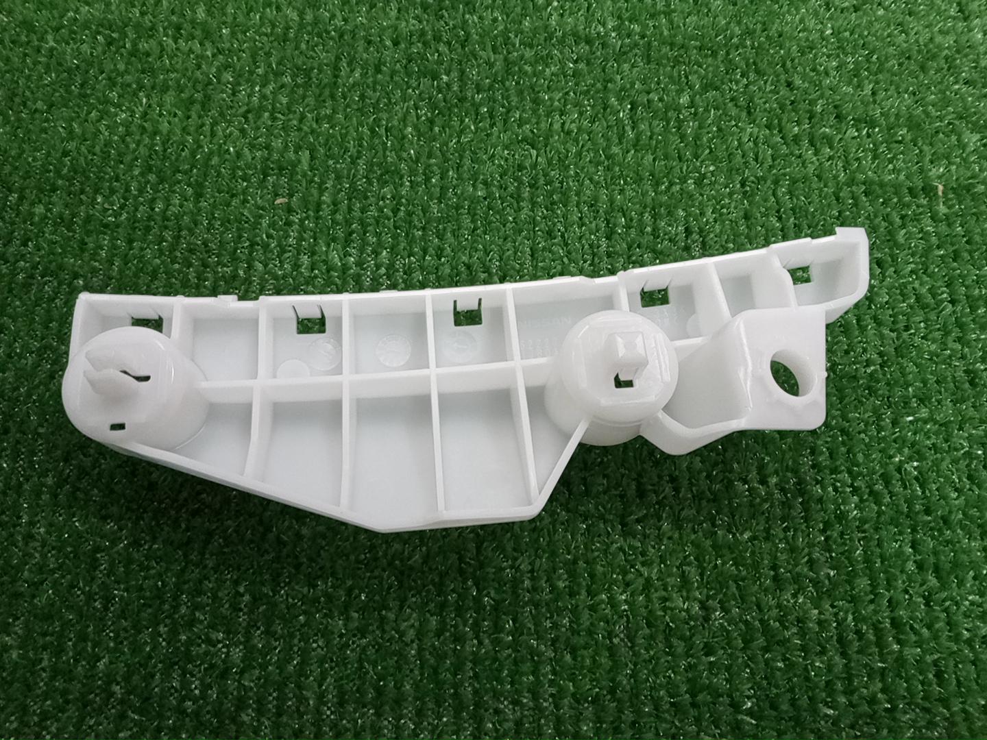 Крепление бампера левое переднее NISSAN ELGRAND TNE52 62227-1JB0A 2 ракурс