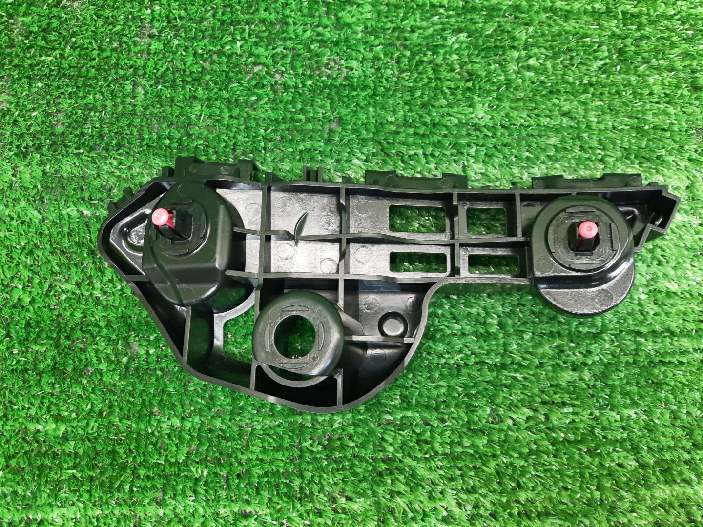 Крепление бампера правое переднее TOYOTA CAMRY AXVH70 52535-33060 2 ракурс