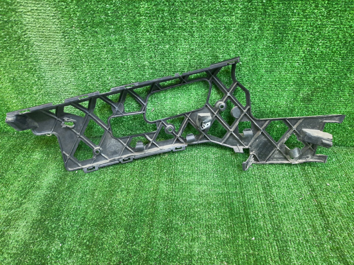 Крепление бампера правое переднее VOLKSWAGEN PASSAT CC 358 3C8807178 2 ракурс