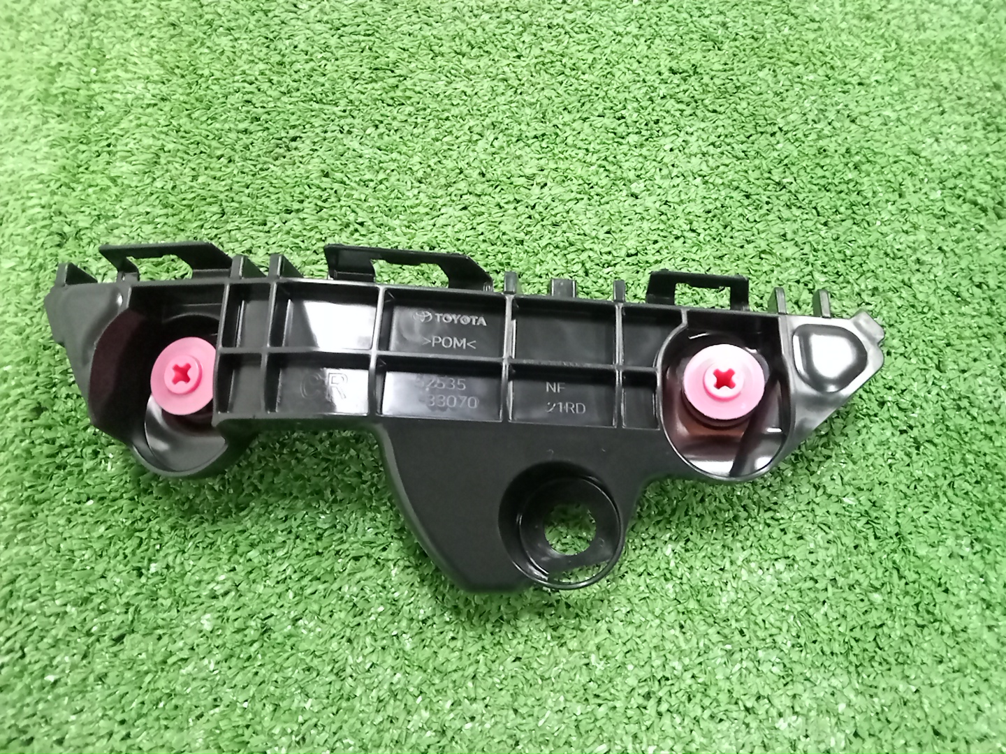 Крепление бампера правое переднее TOYOTA CAMRY AXVH80 52535-33070 1 ракурс