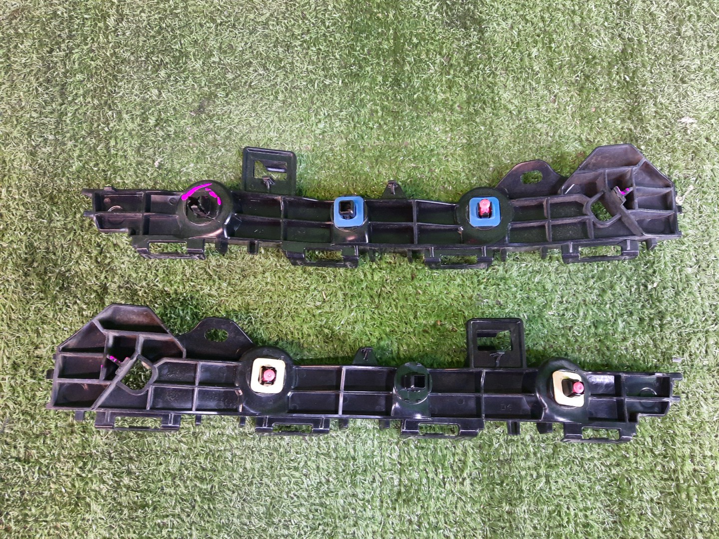 Крепление бампера левое заднее TOYOTA YARIS MXPH10, MXPH15, KSP210, MXPA10, MXPA15 52576-K0010/52575-K0010 2 ракурс