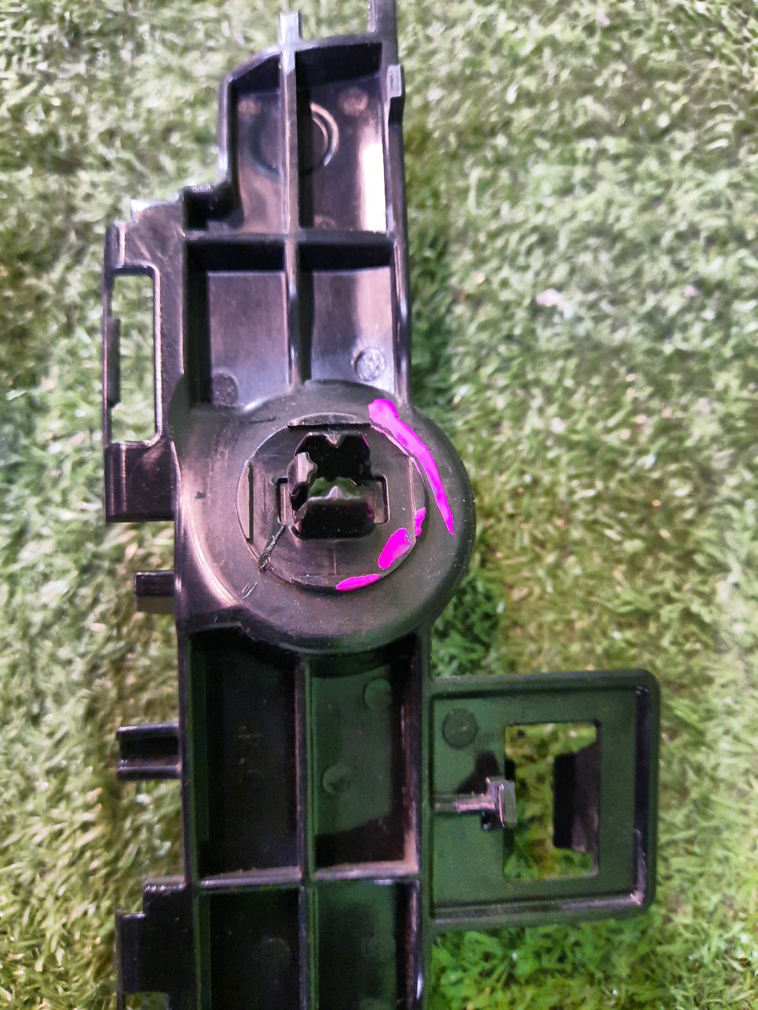 Крепление бампера левое заднее TOYOTA YARIS MXPH10, MXPH15, KSP210, MXPA10, MXPA15 52576-K0010/52575-K0010 4 ракурс