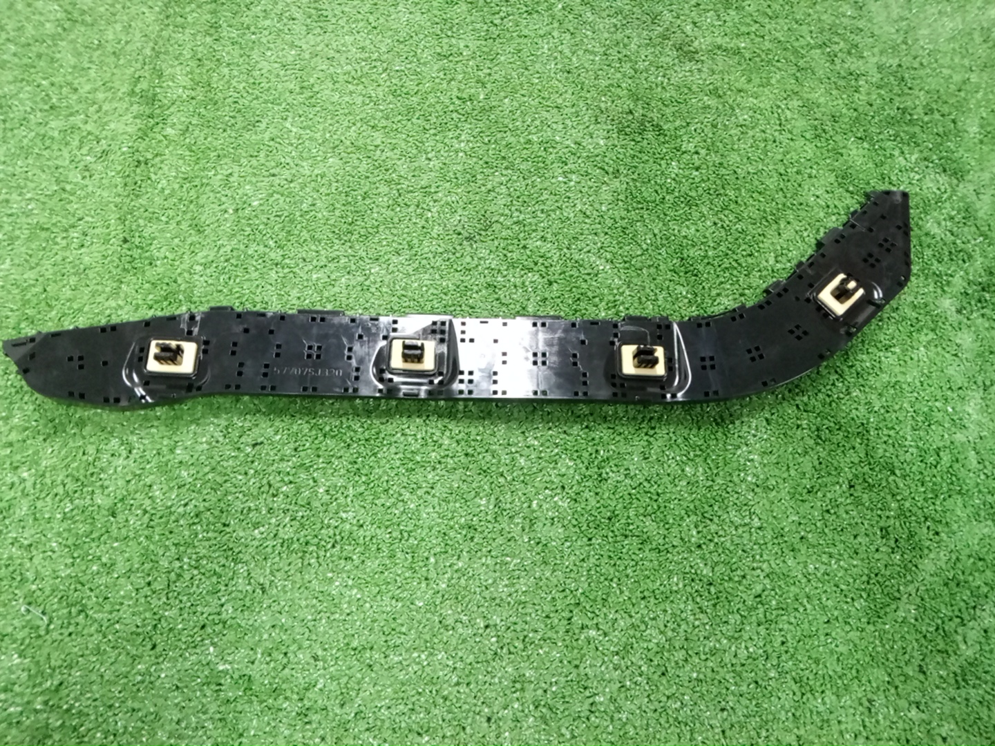 Крепление бампера правое заднее SUBARU FORESTER SKE 57707SJ320 1 ракурс
