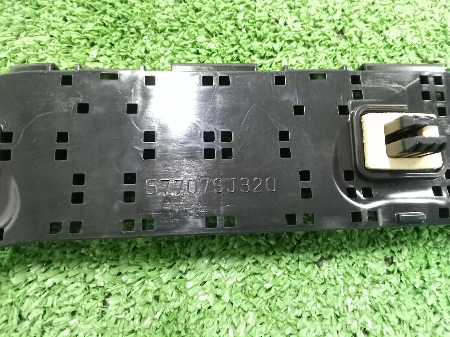 Крепление бампера правое заднее SUBARU FORESTER SKE 57707SJ320 3 ракурс