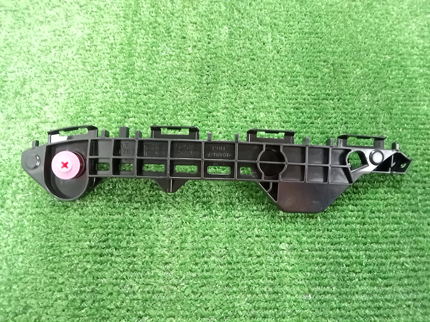 Крепление бампера правое заднее TOYOTA SIENTA MXPL10G 52575-52260 1 ракурс