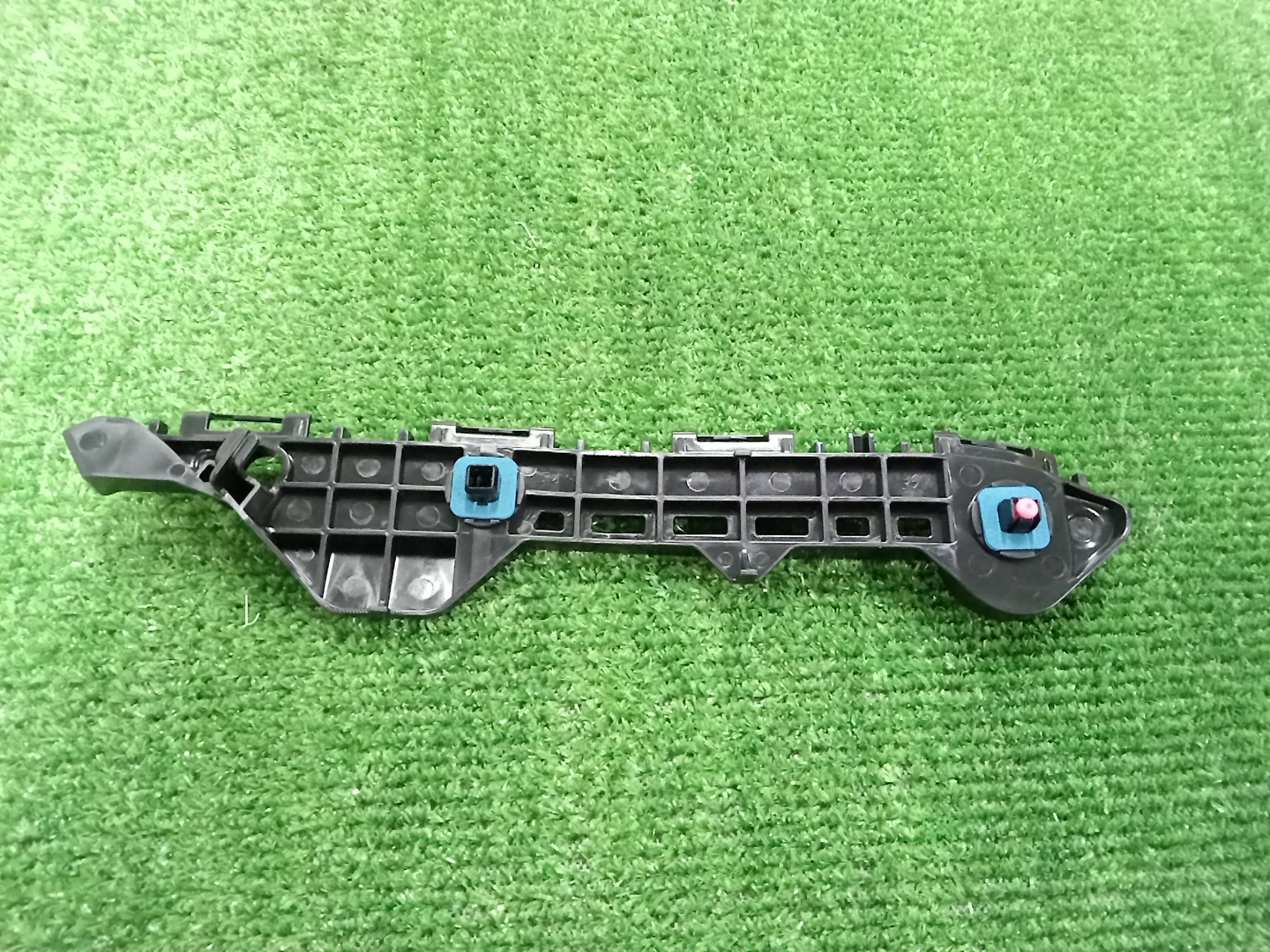 Крепление бампера правое заднее TOYOTA SIENTA MXPL10G 52575-52260 2 ракурс