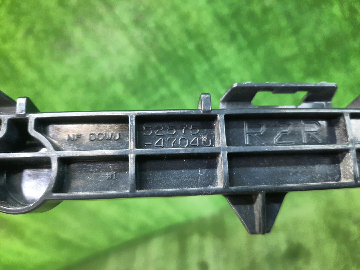 Крепление бампера правое заднее TOYOTA PRIUS ZVW50, ZVW51, ZVW55 52575-47040 3 ракурс