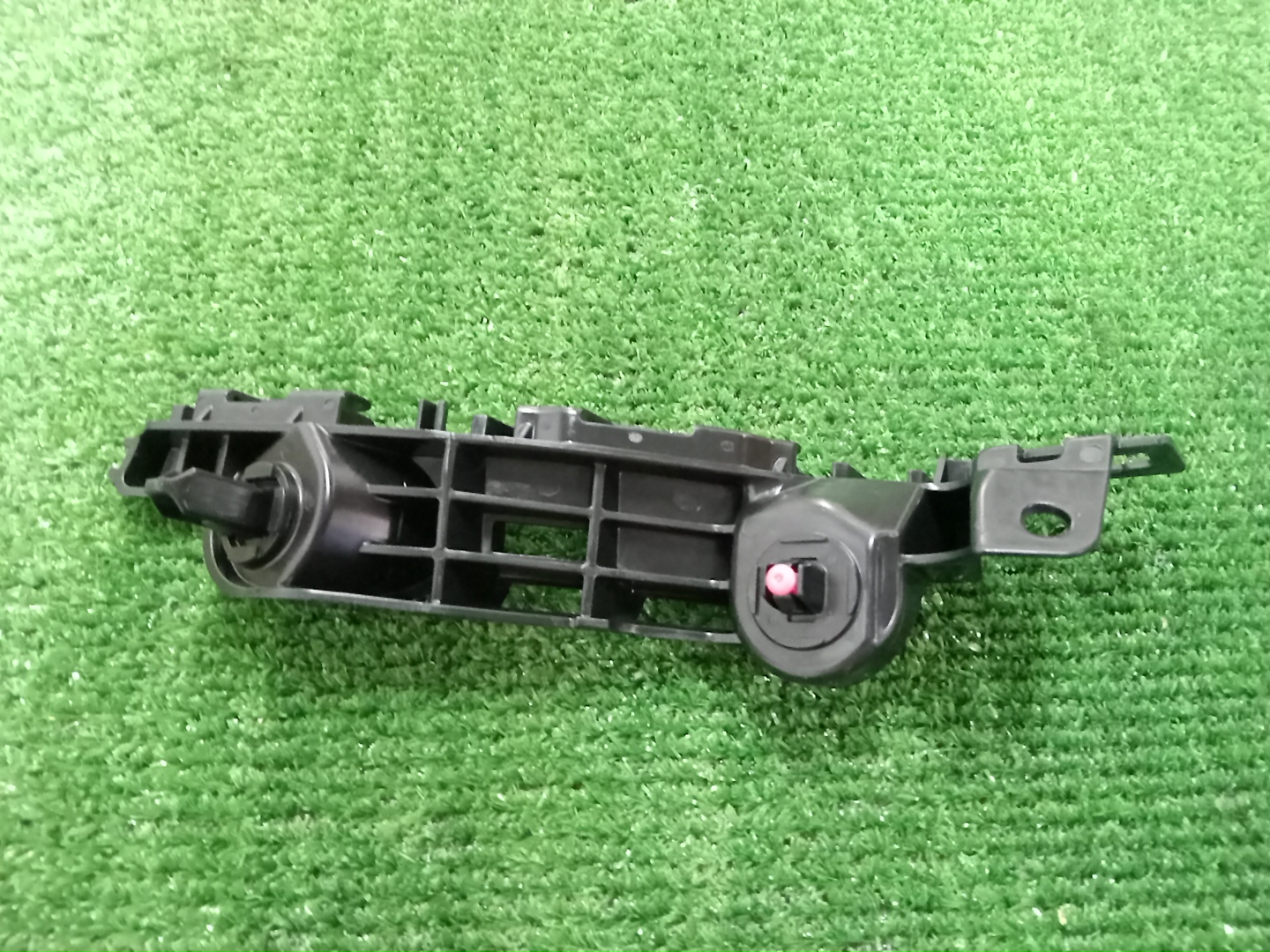 Крепление бампера правое переднее TOYOTA YARIS GXPA16 G16E-GTS 52535-52220 2 ракурс