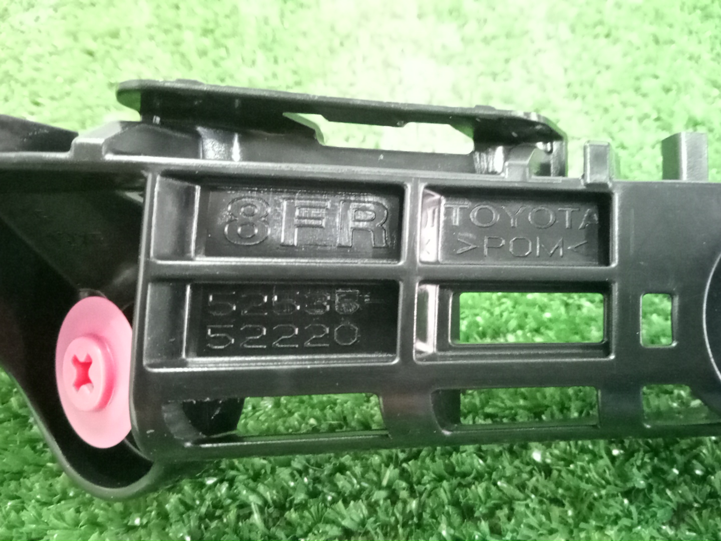 Крепление бампера правое переднее TOYOTA YARIS GXPA16 G16E-GTS 52535-52220 3 ракурс