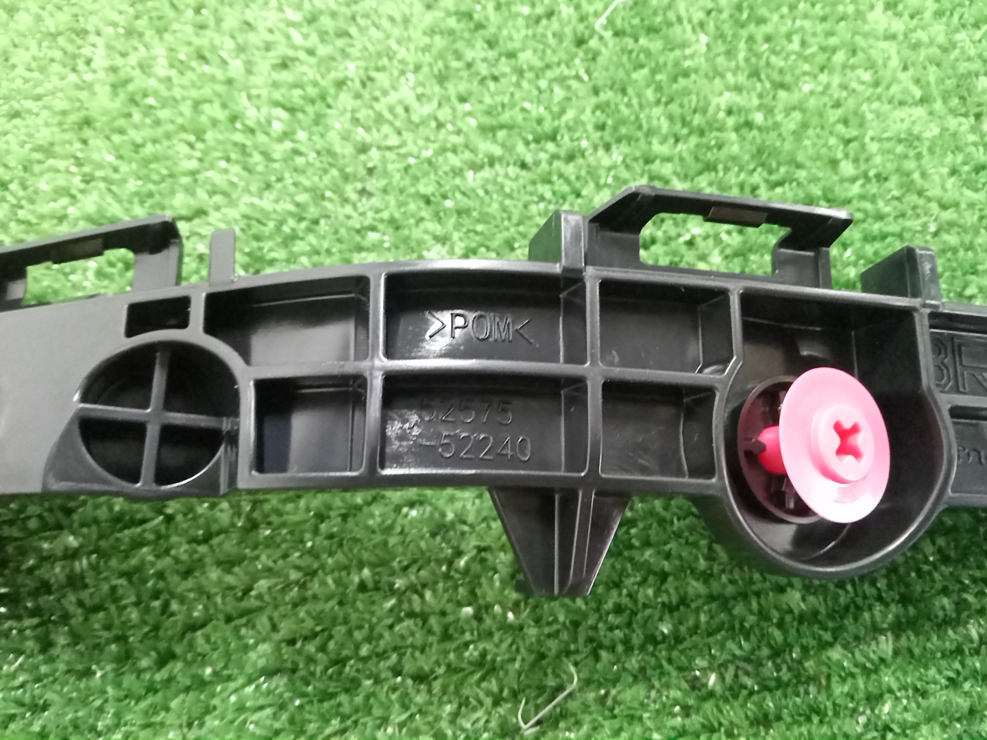 Крепление бампера правое заднее TOYOTA YARIS GXPA16 G16E-GTS 52575-52240 3 ракурс