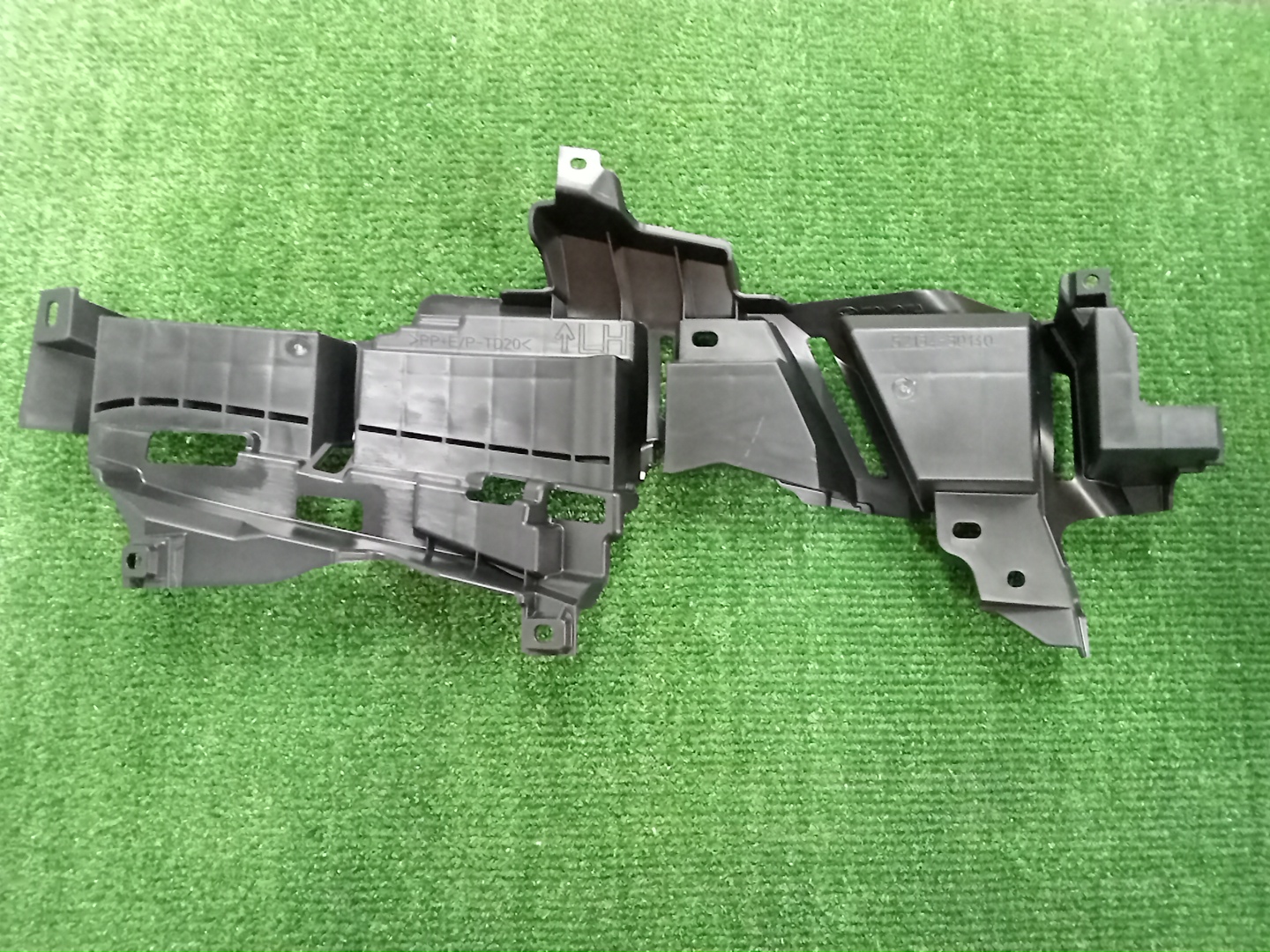 Крепление бампера левое переднее TOYOTA CROWN ARS220 52134-30140 1 ракурс