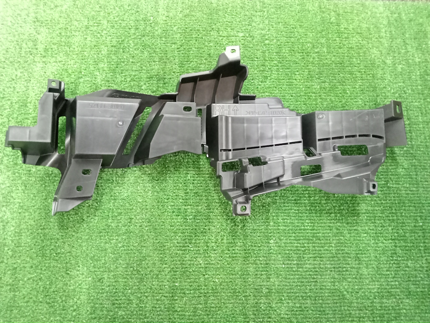 Крепление бампера правое переднее TOYOTA CROWN ARS220 52133-30180 2 ракурс