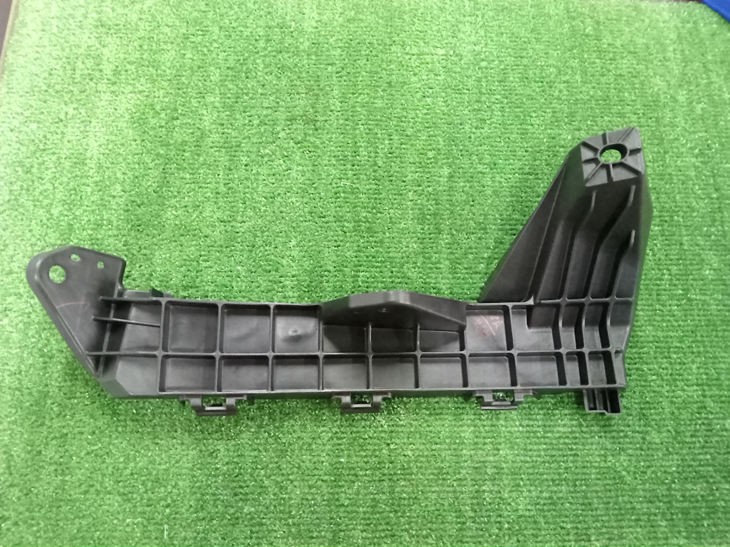 Крепление бампера правое переднее HONDA WR-V DG5 71240-31X-K00 2 ракурс Крепление бампера правое переднее HONDA WR-V DG5 71240-31X-K00 2 ракурс
