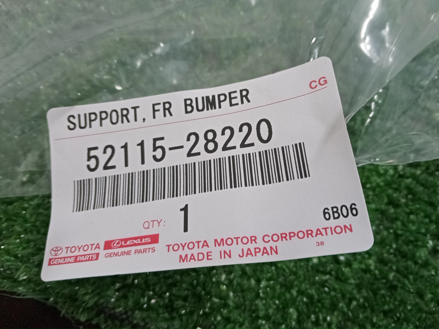Крепление бампера правое переднее TOYOTA NOAH ZRR80G 52115-28220 3 ракурс