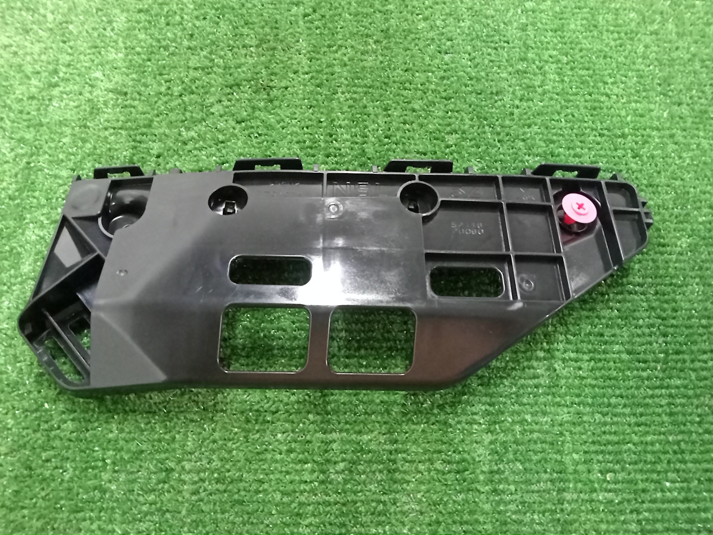 Крепление бампера левое переднее TOYOTA NOAH ZRR80G 52116-28090 1 ракурс