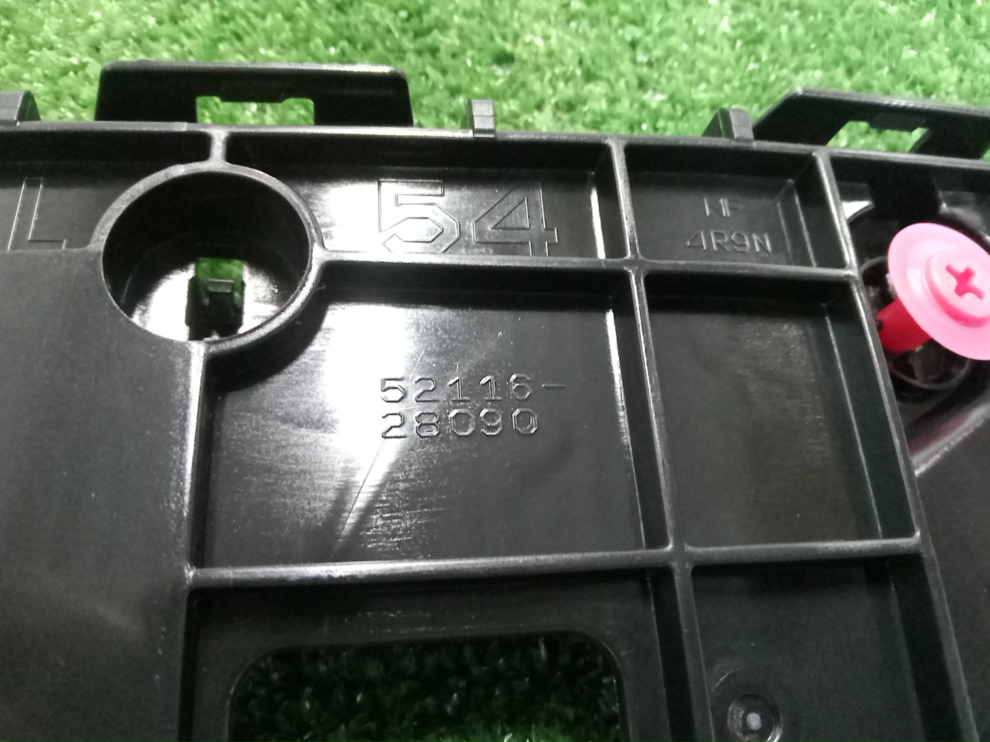 Крепление бампера левое переднее TOYOTA NOAH ZRR80G 52116-28090 3 ракурс