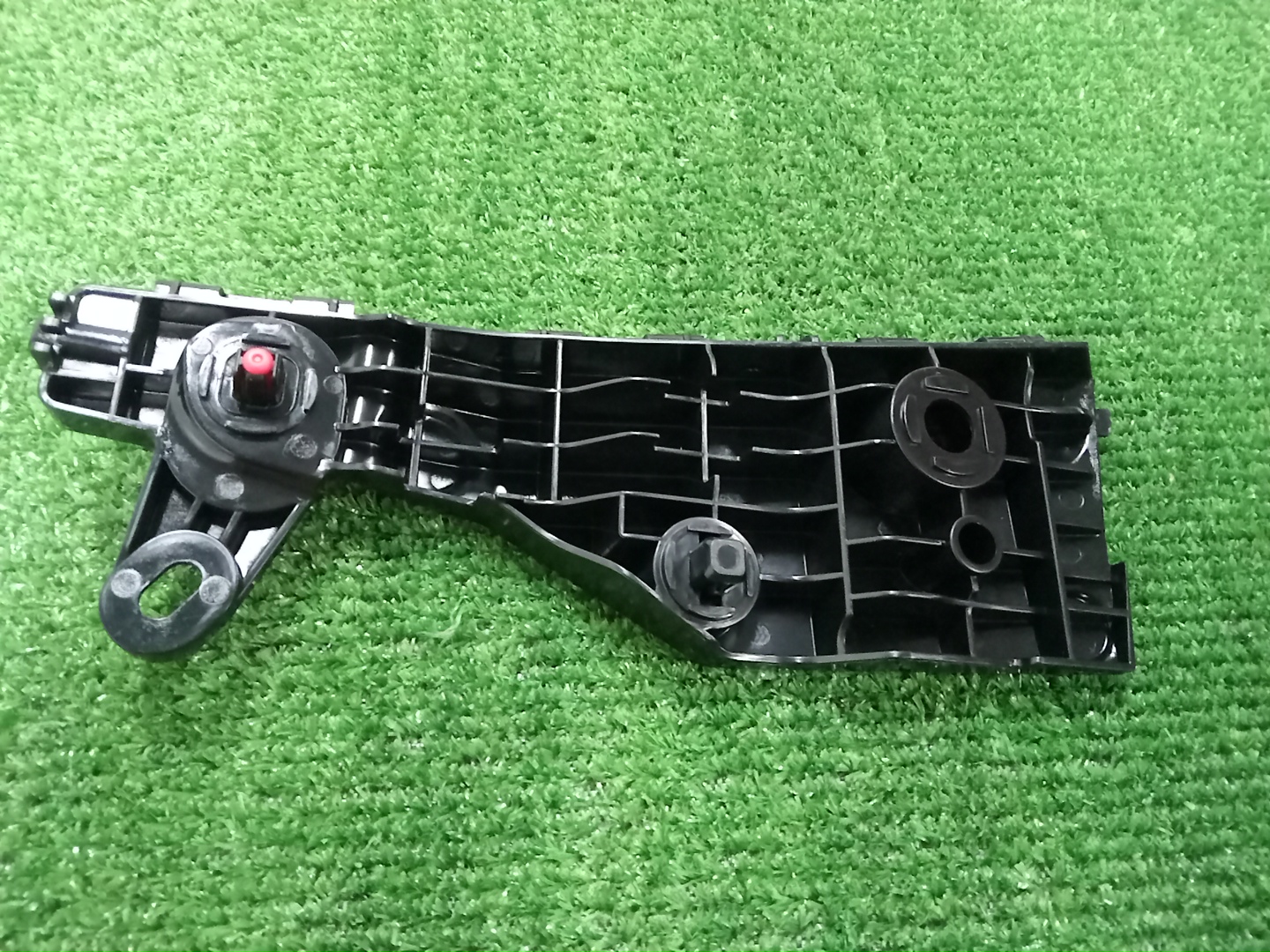 Крепление бампера левое переднее TOYOTA SEQUOIA VXKH85L 52116-0C140 2 ракурс Крепление бампера левое переднее TOYOTA SEQUOIA VXKH85L 52116-0C140 2 ракурс