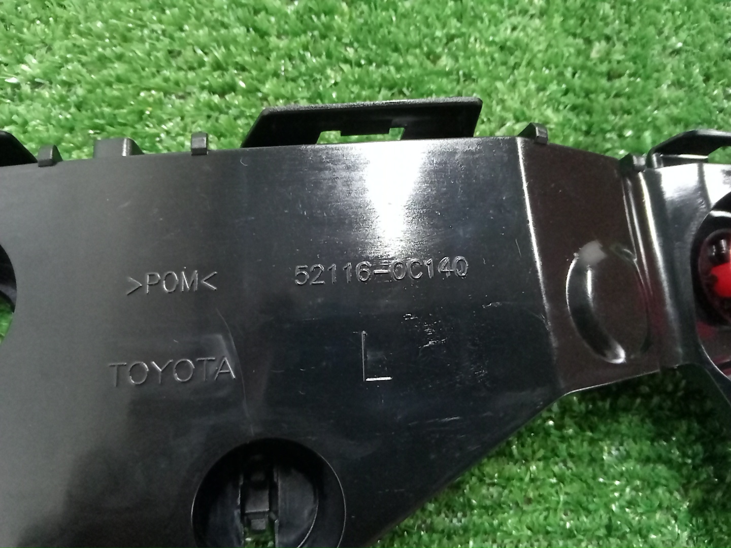Крепление бампера левое переднее TOYOTA SEQUOIA VXKH85L 52116-0C140 3 ракурс Крепление бампера левое переднее TOYOTA SEQUOIA VXKH85L 52116-0C140 3 ракурс