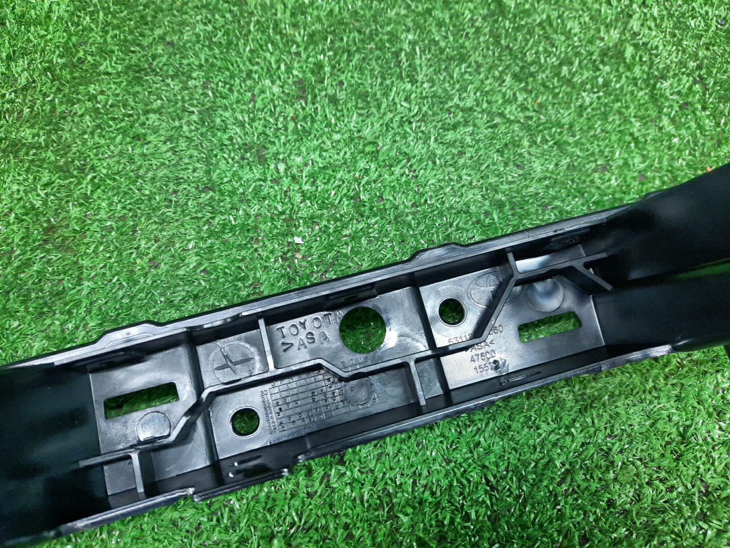 Крепление бампера переднее TOYOTA SEQUOIA VXKH85L 53113-0C060 3 ракурс Крепление бампера переднее TOYOTA SEQUOIA VXKH85L 53113-0C060 3 ракурс