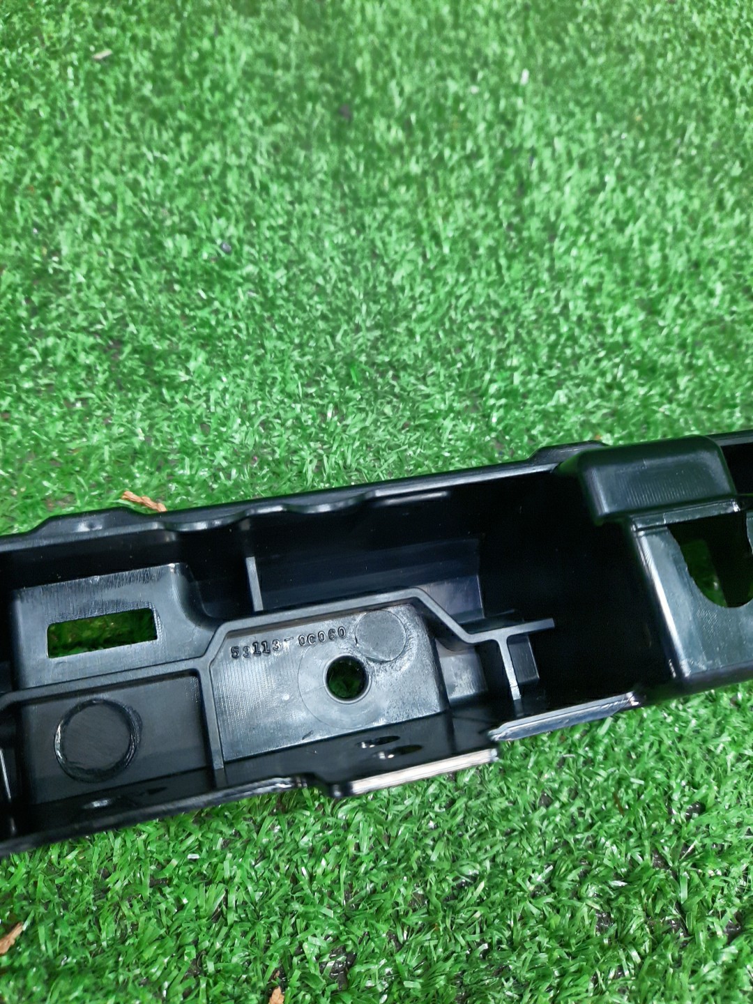 Крепление бампера переднее TOYOTA SEQUOIA VXKH85L 53113-0C060 4 ракурс Крепление бампера переднее TOYOTA SEQUOIA VXKH85L 53113-0C060 4 ракурс