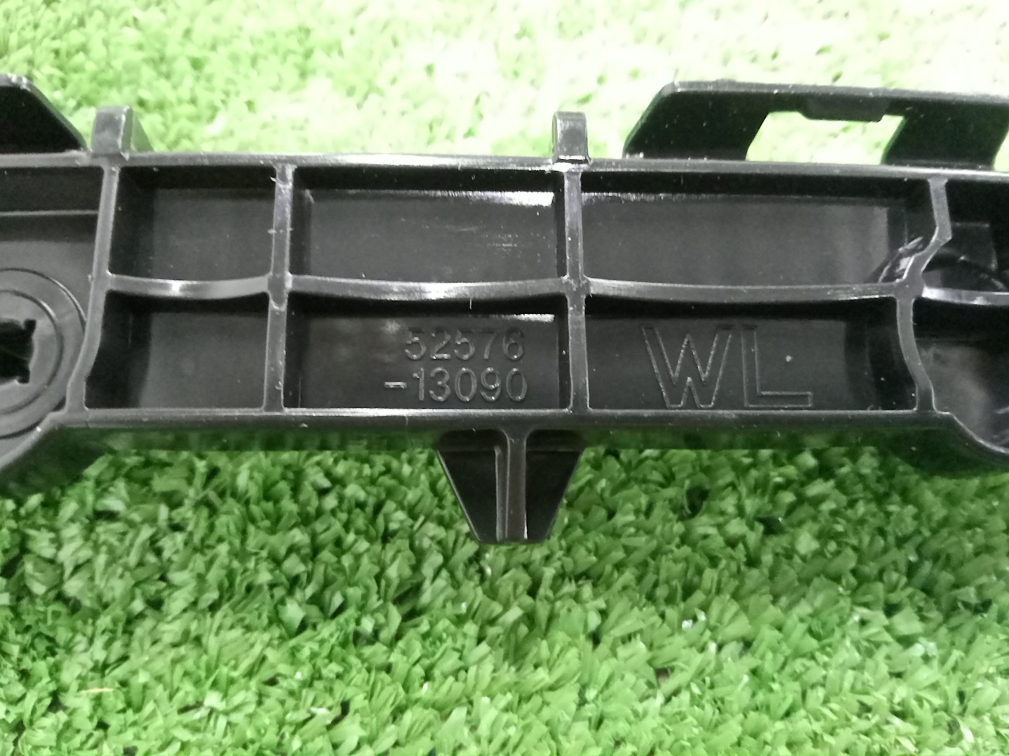 Крепление бампера левое заднее TOYOTA COROLLA FIELDER ZRE162G 52576-13090 3 ракурс