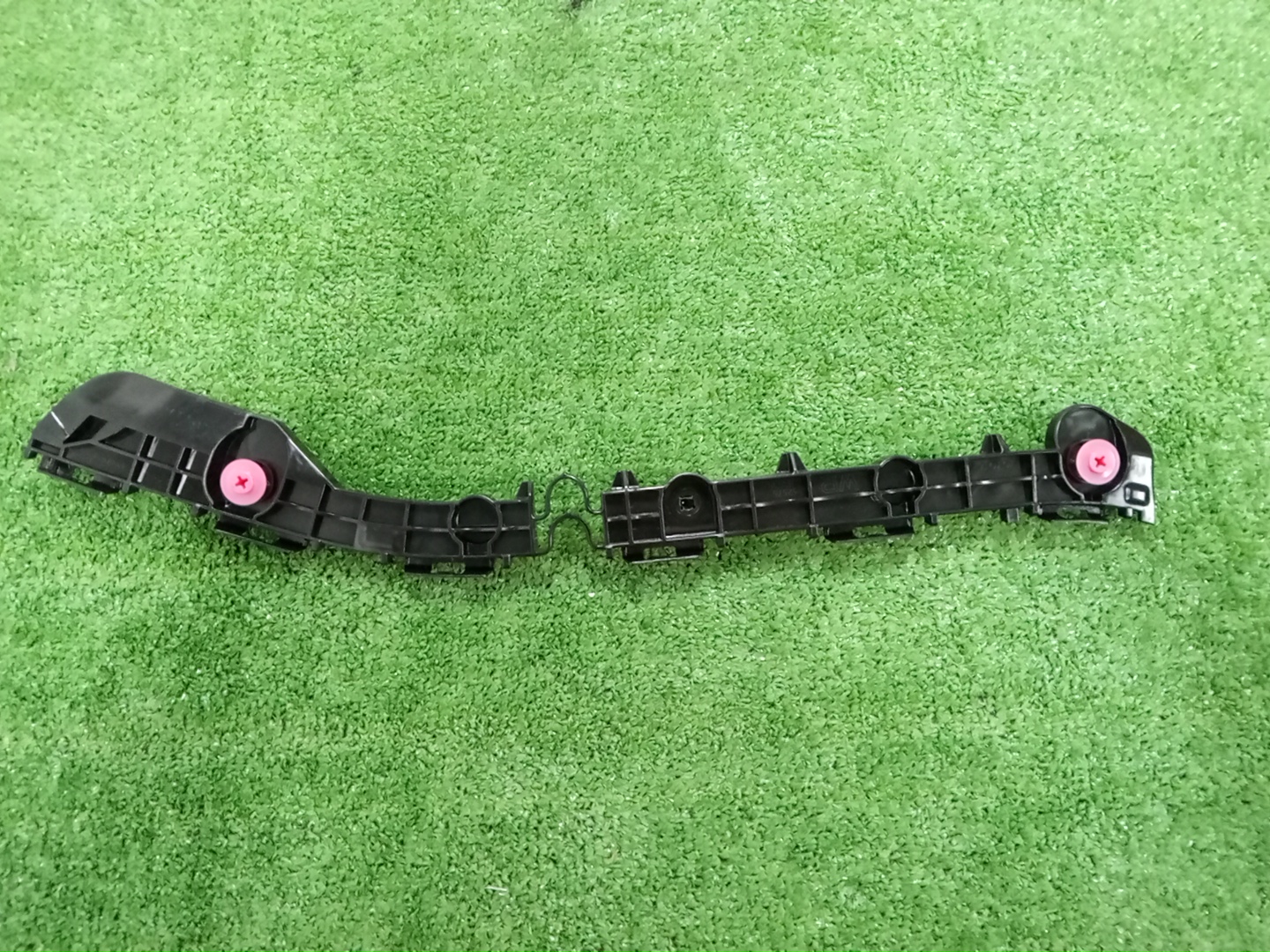 Крепление бампера правое заднее TOYOTA COROLLA FIELDER ZRE162G 52575-13090 2 ракурс