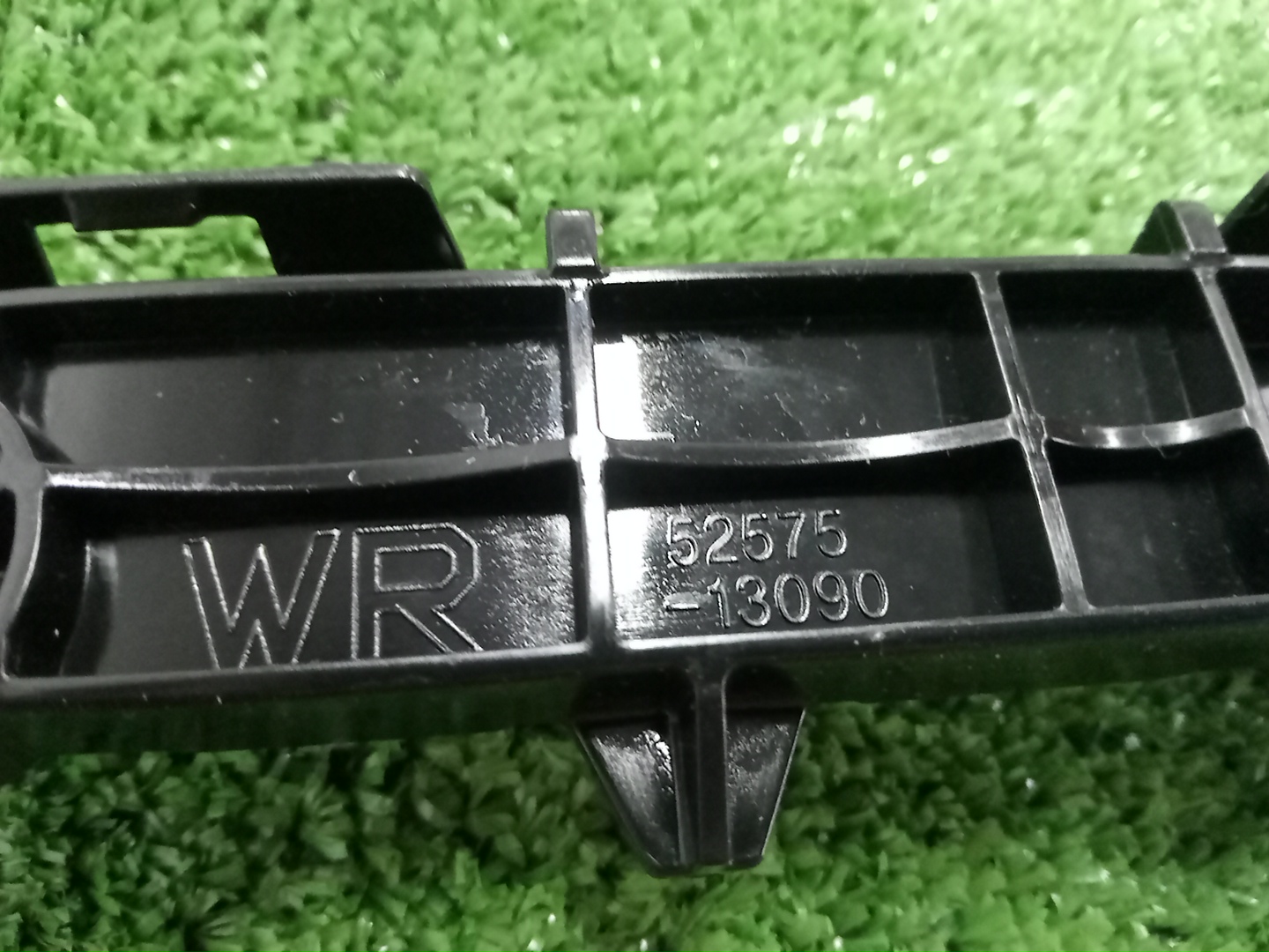 Крепление бампера правое заднее TOYOTA COROLLA FIELDER ZRE162G 52575-13090 3 ракурс