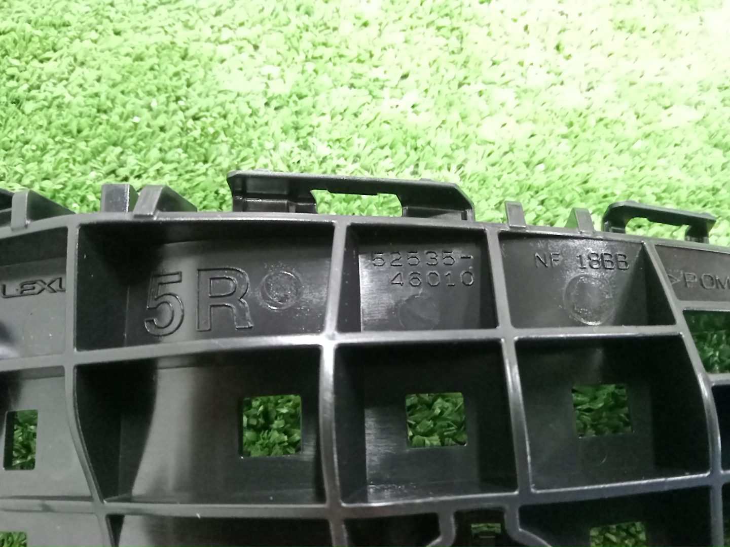 Крепление бампера правое переднее LEXUS RZ450E XEBM15 52535-46010 3 ракурс