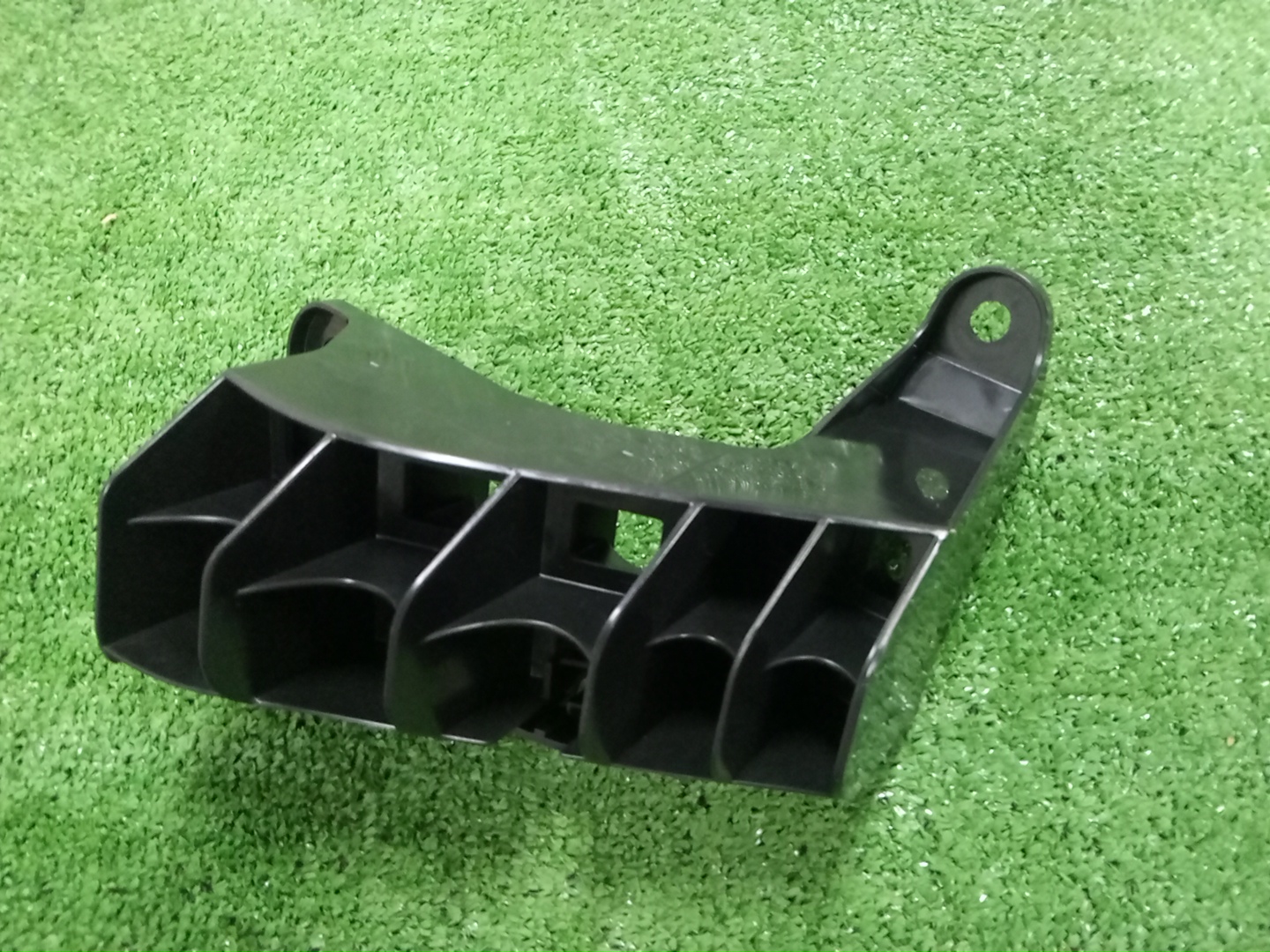 Крепление бампера левое заднее LEXUS RZ450E XEBM15 52563-46020 2 ракурс