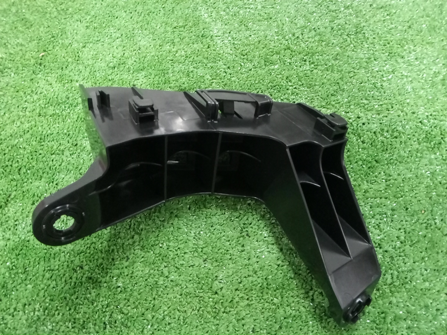Крепление бампера левое заднее LEXUS RZ450E XEBM15 52563-46020 3 ракурс