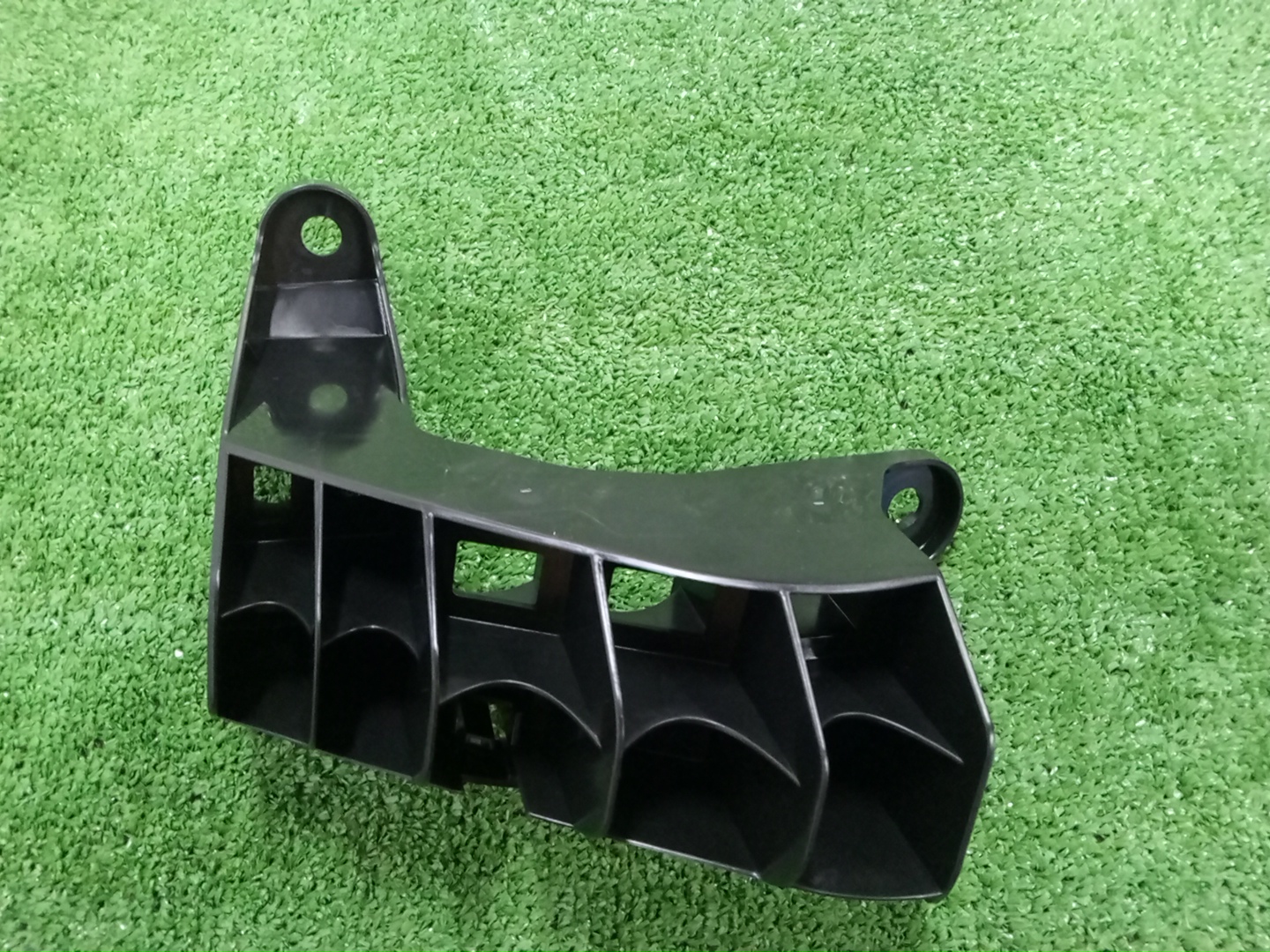 Крепление бампера правое заднее LEXUS RZ450E XEBM15 52562-46020 1 ракурс