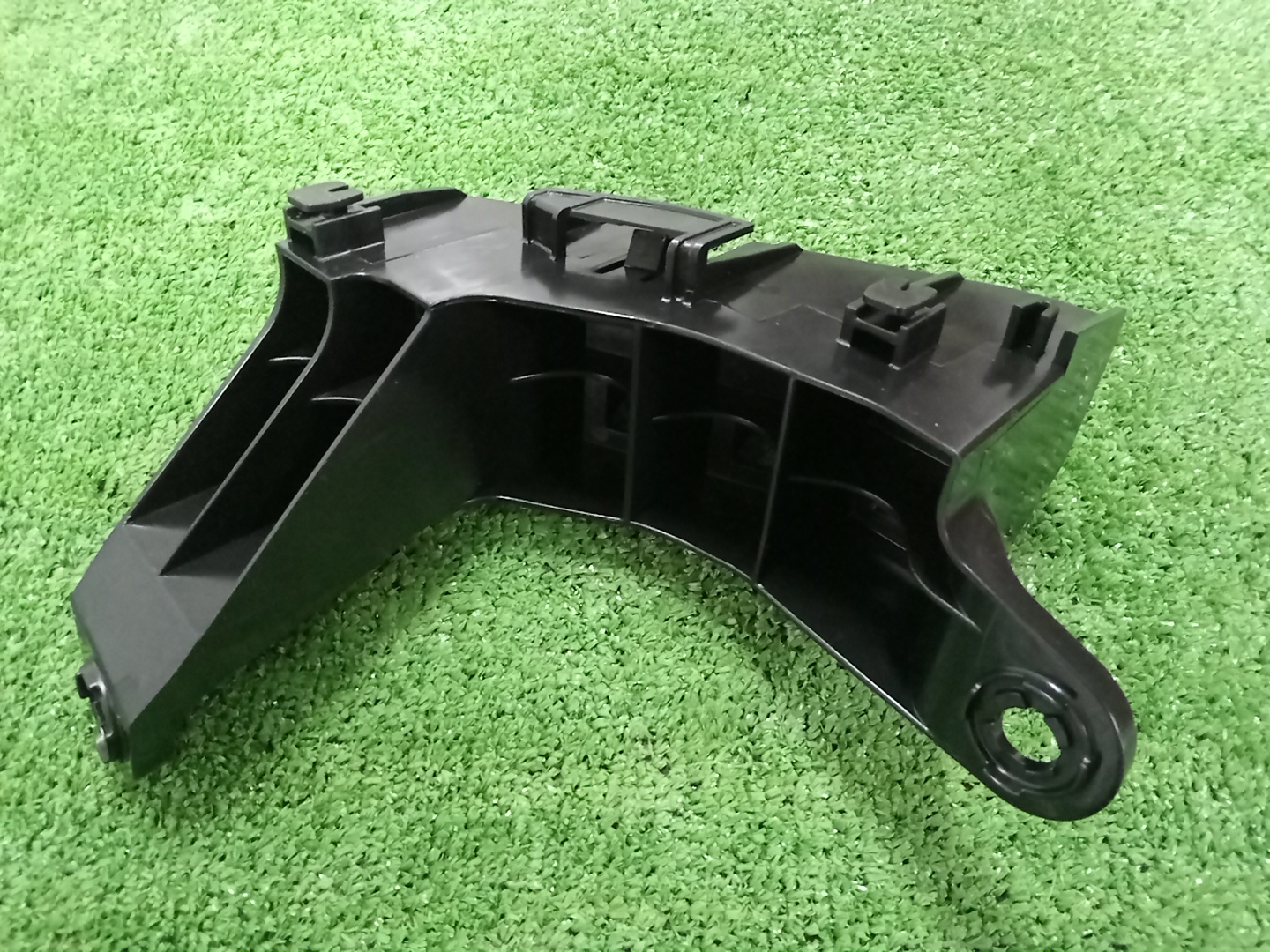 Крепление бампера правое заднее LEXUS RZ450E XEBM15 52562-46020 3 ракурс