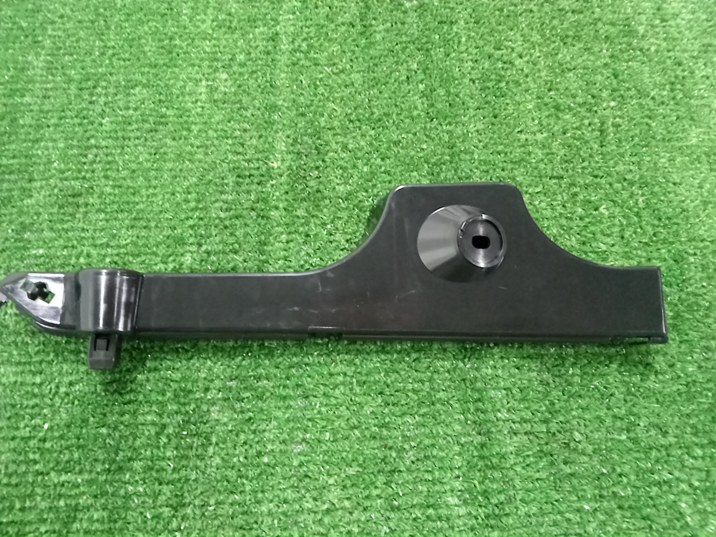 Крепление бампера правое заднее MAZDA DEMIO DY3W D350-50-2H1H 1 ракурс