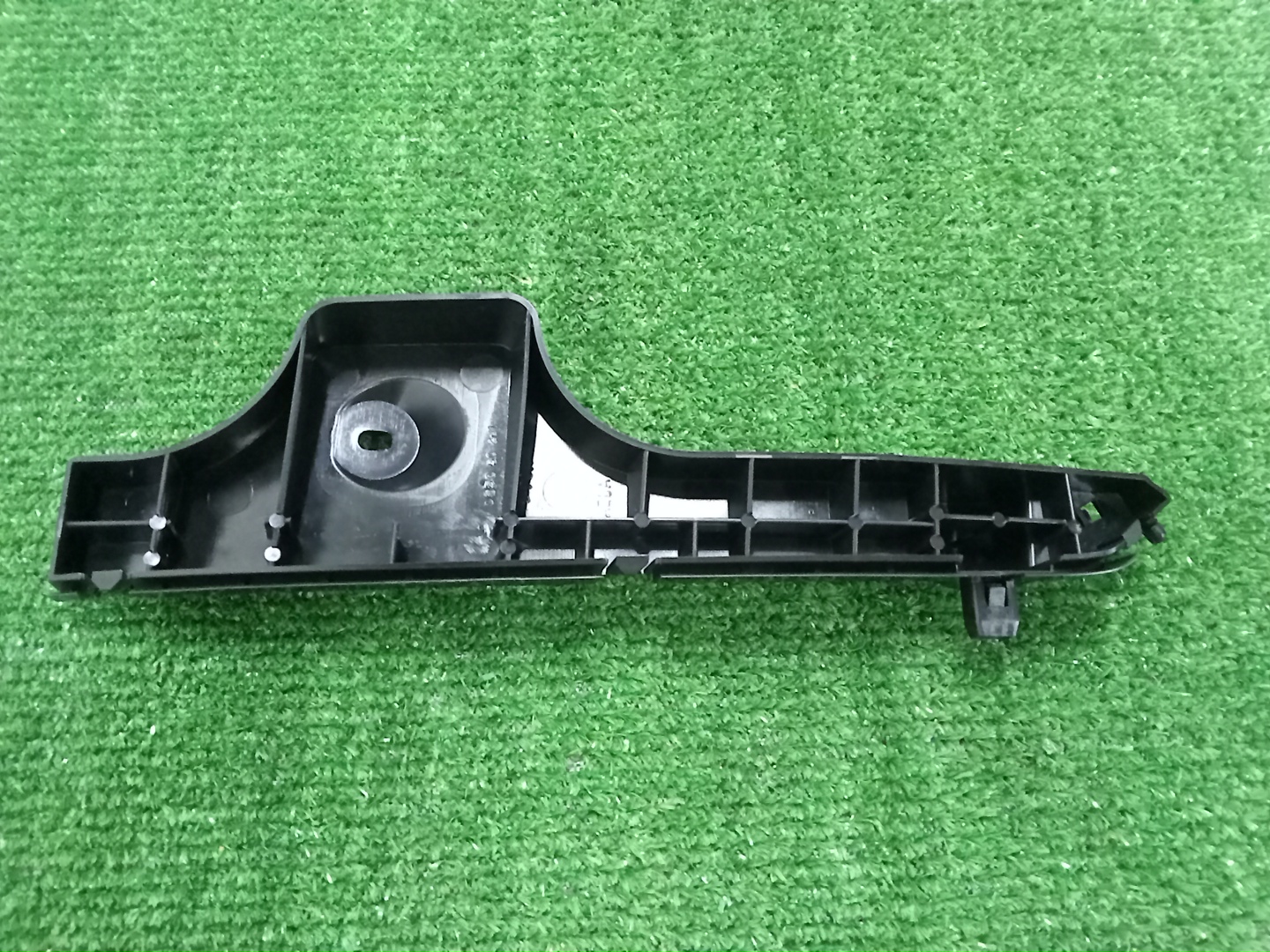 Крепление бампера правое заднее MAZDA DEMIO DY3W D350-50-2H1H 2 ракурс
