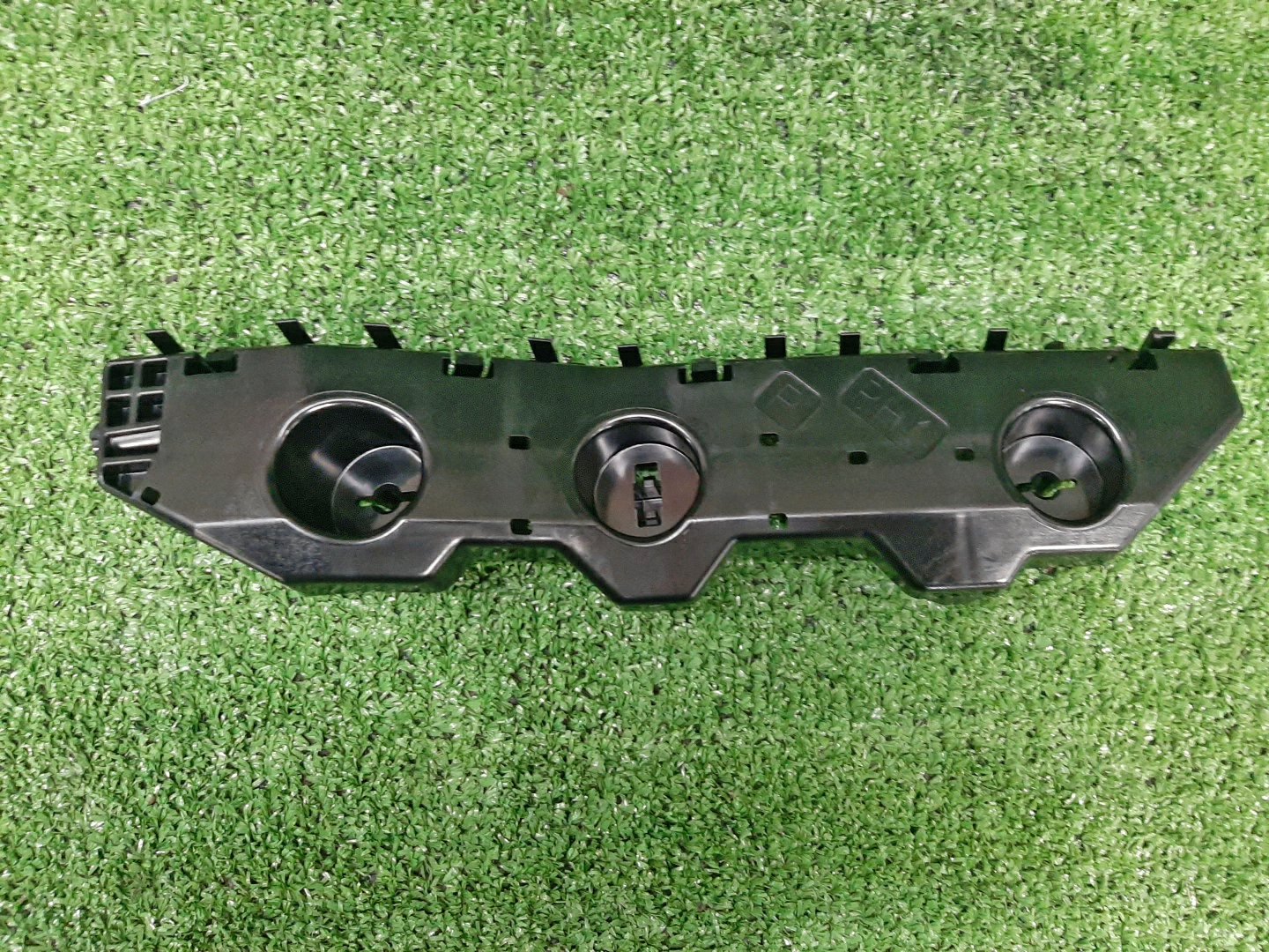Крепление бампера правое переднее NISSAN NOTE E13 62024-6XL0A 1 ракурс