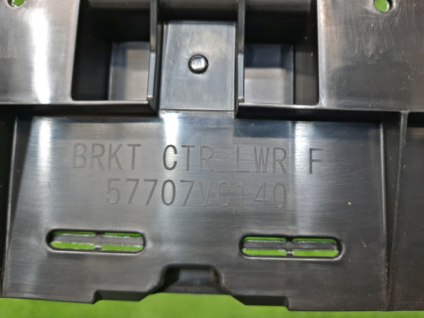 Крепление бампера переднее SUBARU LEVORG VN5 57707VC140 3 ракурс