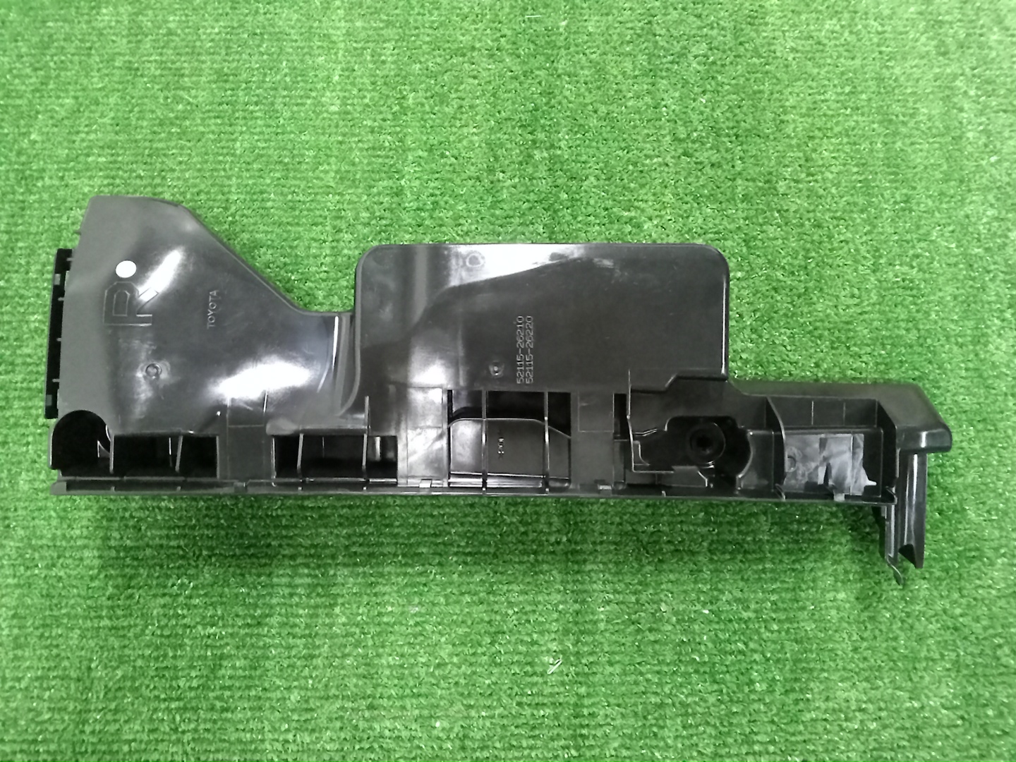 Крепление бампера правое переднее TOYOTA HIACE KDH200 52115-26220 1 ракурс