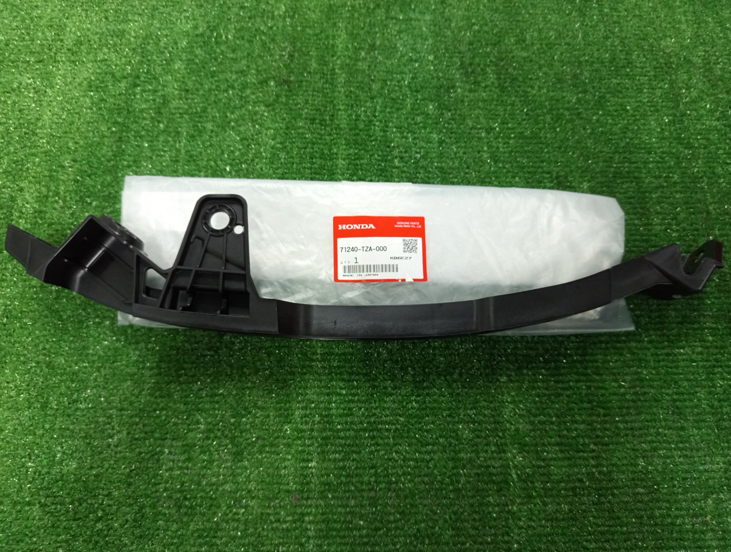 Крепление бампера правое переднее HONDA FIT GR5 71240-TZA-000 2 ракурс