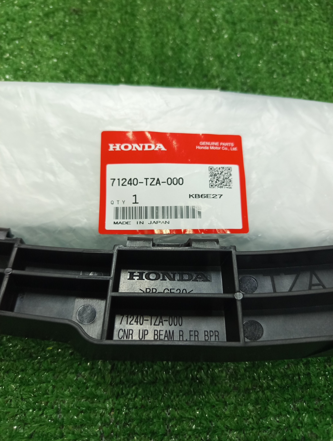 Крепление бампера правое переднее HONDA FIT GR5 71240-TZA-000 3 ракурс