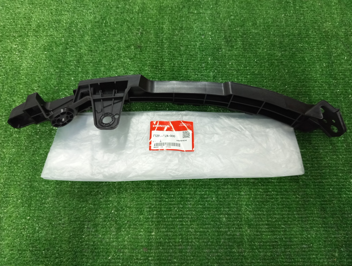 Крепление бампера левое переднее HONDA FIT GR5 71290-TZA-000 2 ракурс