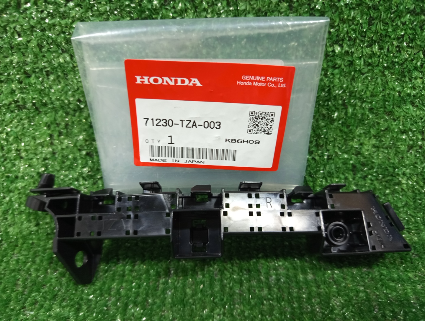 Крепление бампера правое переднее HONDA FIT GR5 71230-TZA-003 1 ракурс
